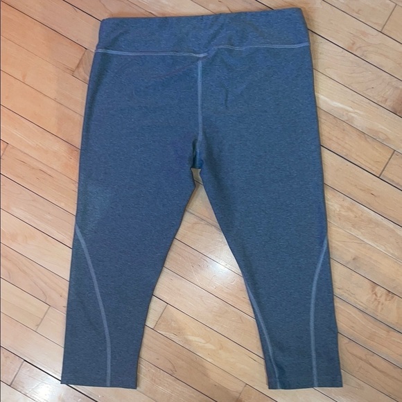 The North Face Women’s Grey Capri Leggings - Picture 3 of 4